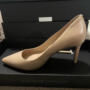 Banana Republic Madison makeup (nude) round heel - never worn